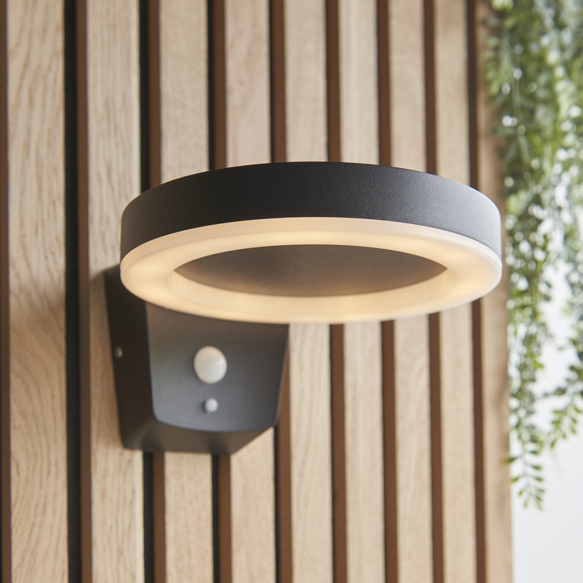 Endon Ebro Single Light Wall - Photocell And Pir - Solar - Textured Black & White Pc