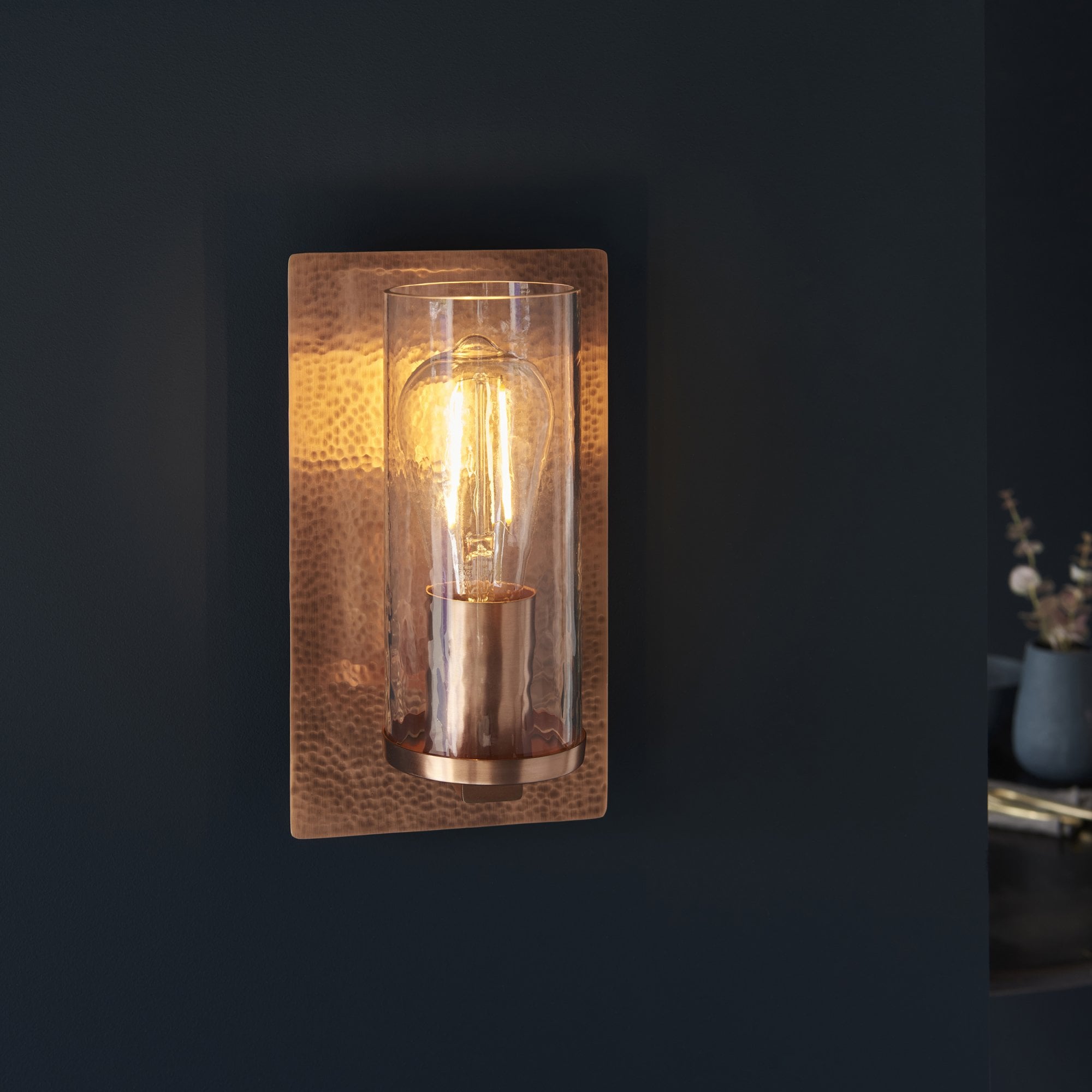 Utopia Swirl Single Wall Light - Hammered Copper Plate & Textured Clear Glass