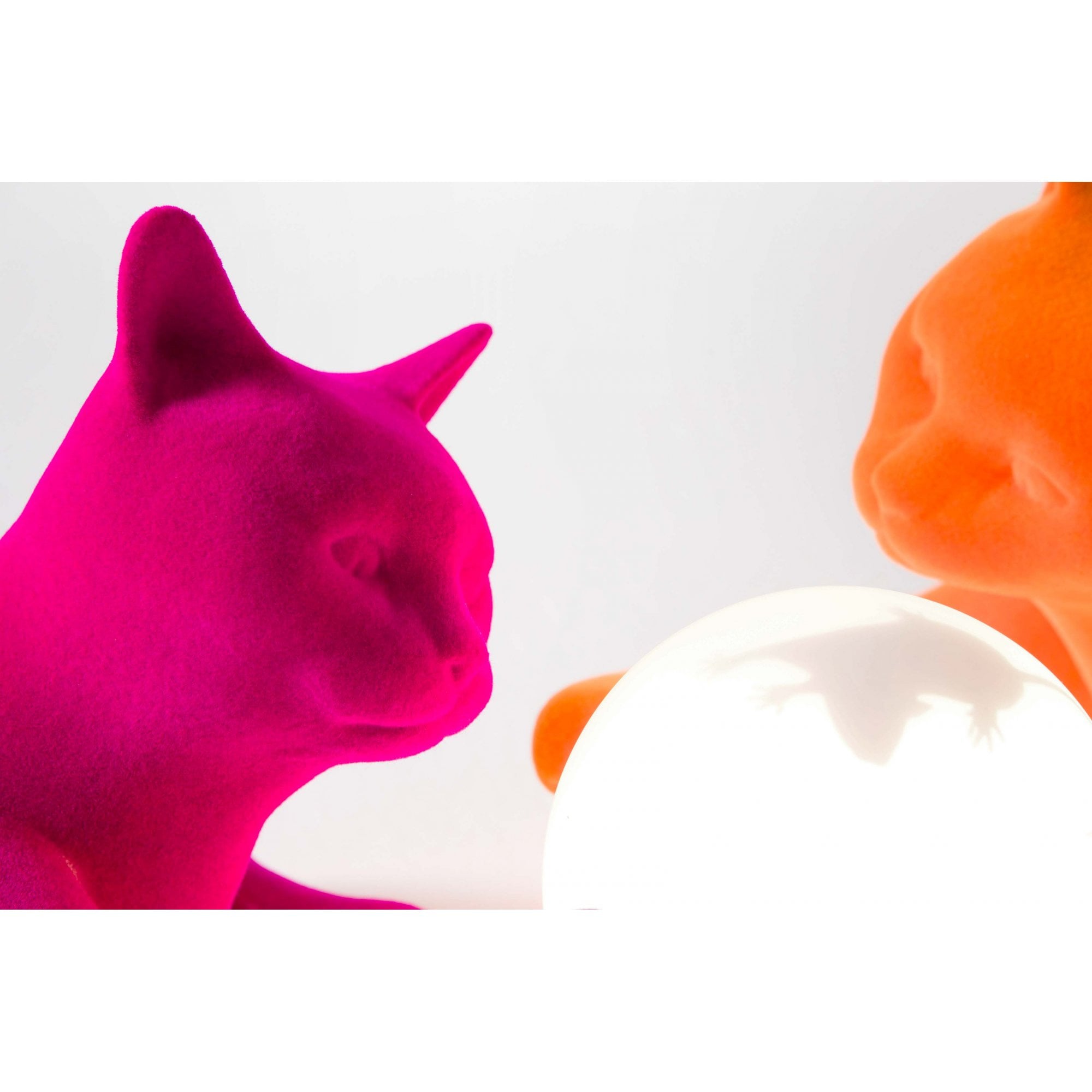 Karman Maoo Cat Table Lamp - Fucsia Velvet