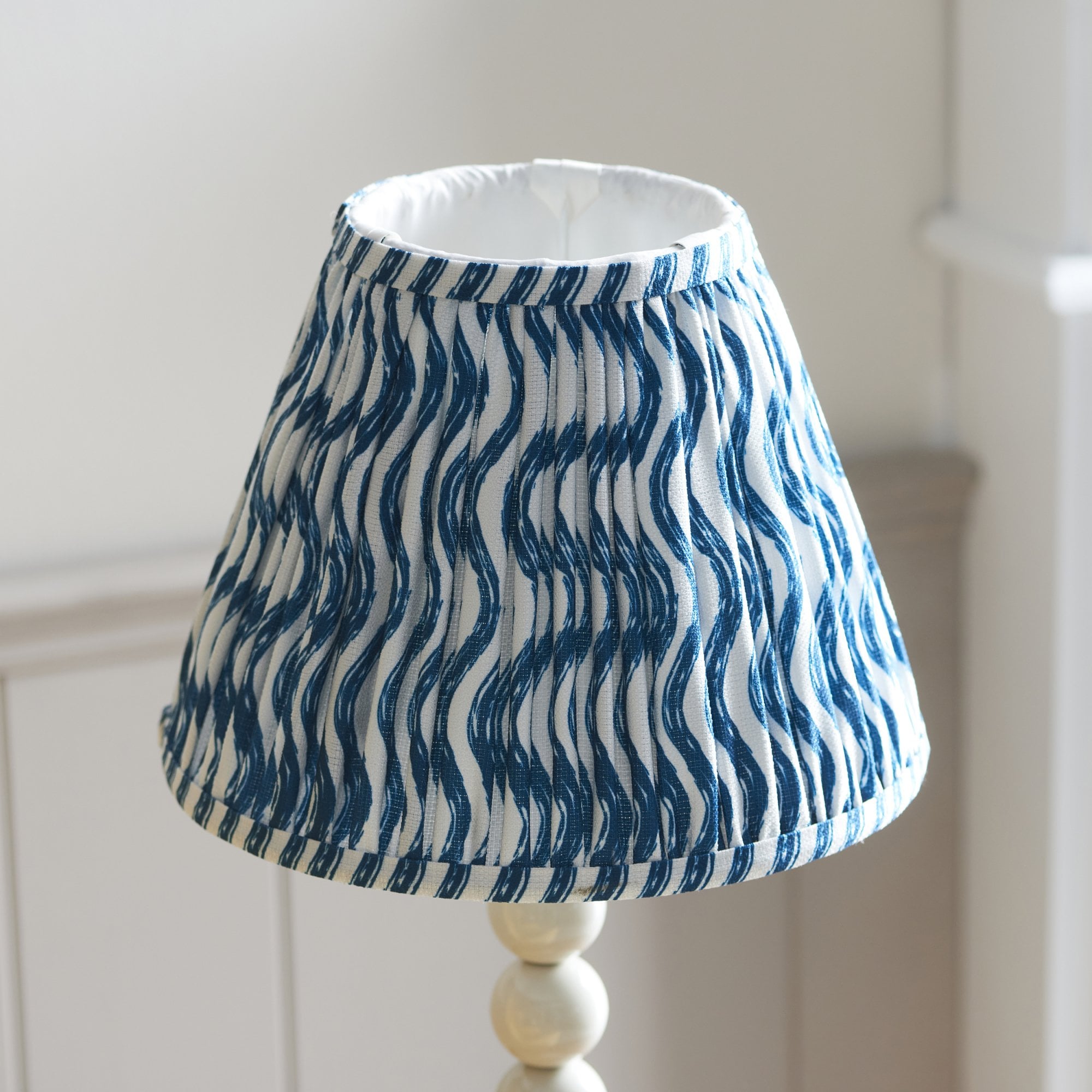 Endon Higgledy Gloss Almond White Table Lamp & Ripple 25cm Marlin Blue Shade