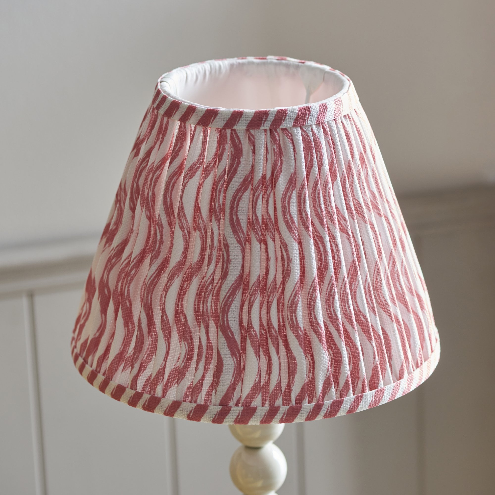 Endon Higgledy Gloss Almond White Table Lamp & Ripple 25cm Coral Pink Shade