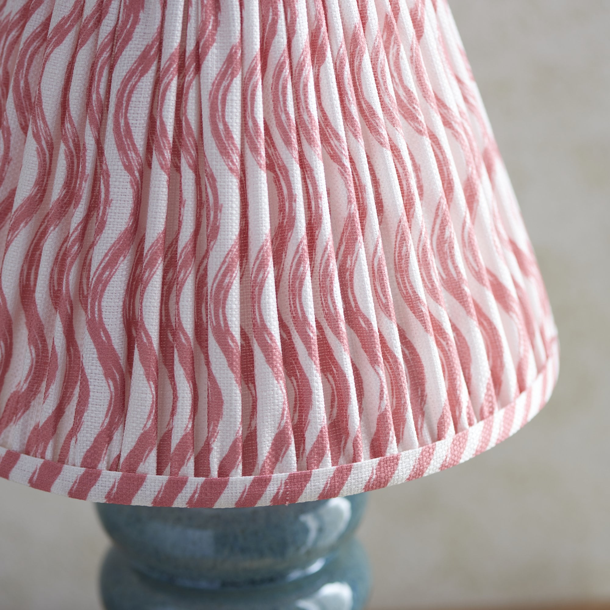 Endon Squash Table Lamp & Ripple 25cm Coral Pink Shade